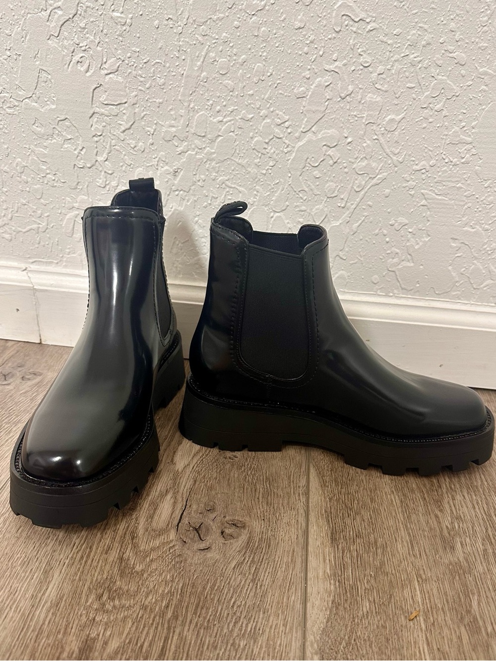 DKNY Senni Black Patent Lug Sole Chelsea Ankle Boots Size 6.5 New